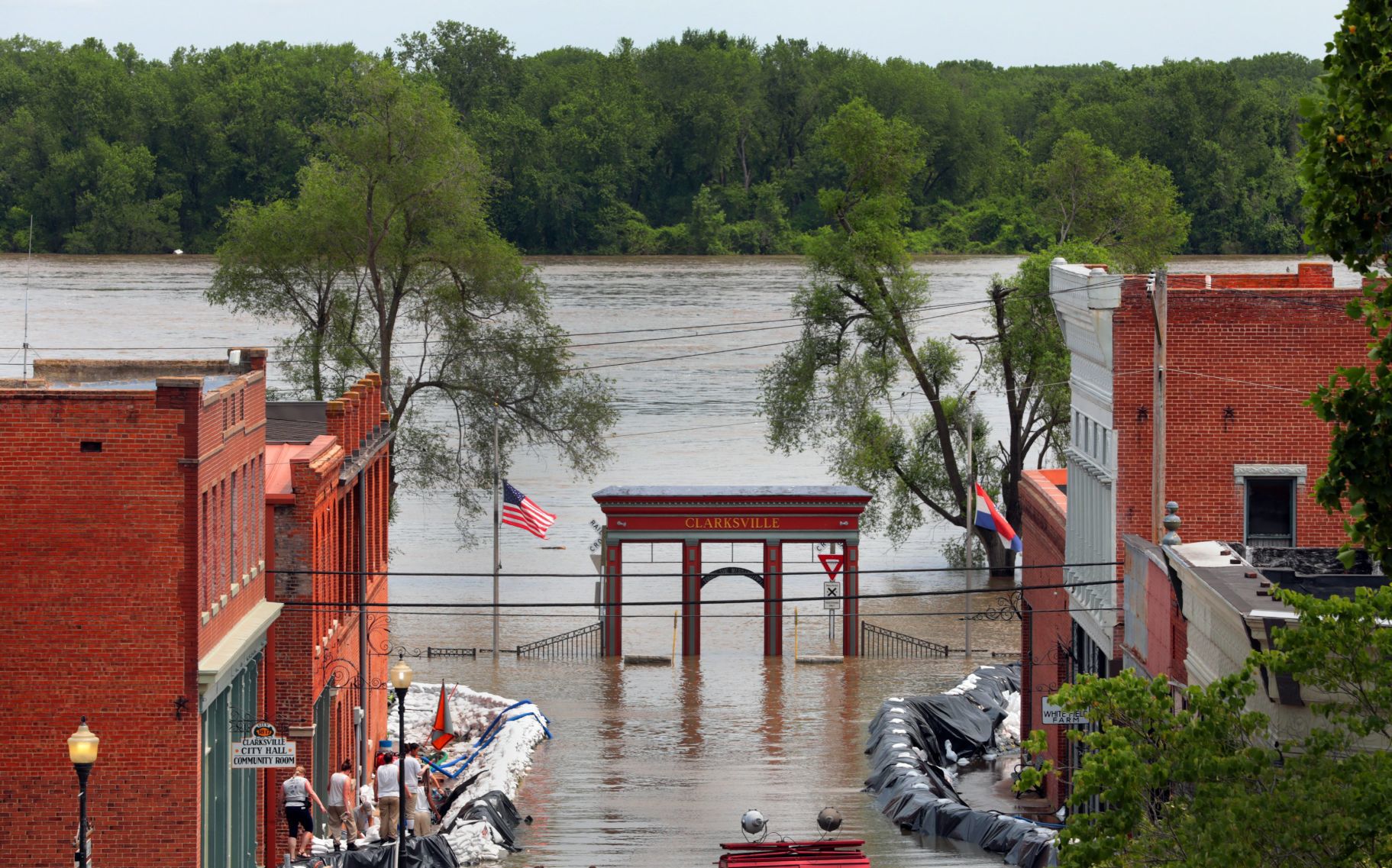 Mississippi River hovers near record level in Clarksville